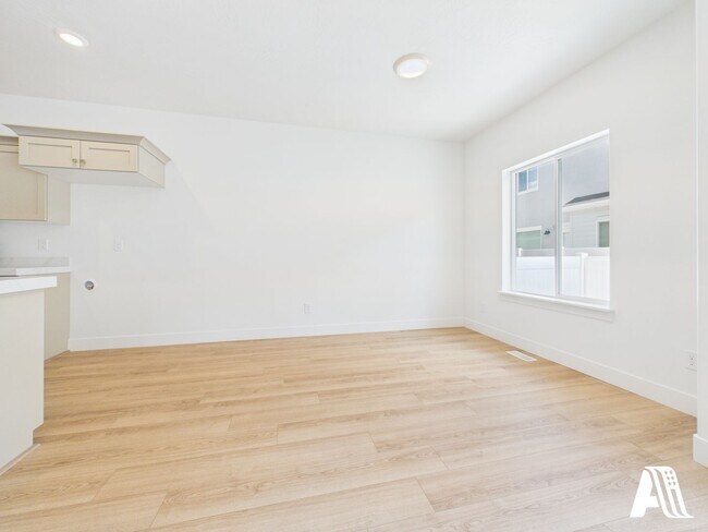 Building Photo - 453 E 650 N