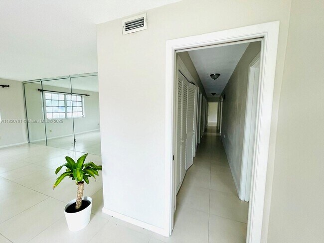 Building Photo - 5099 Ponce de Leon