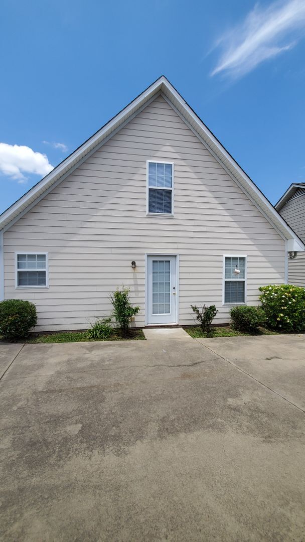 Building Photo - 3 Bedroom Home in Gated Community