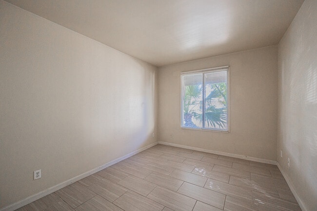 Building Photo - 2724 S Azalea Dr