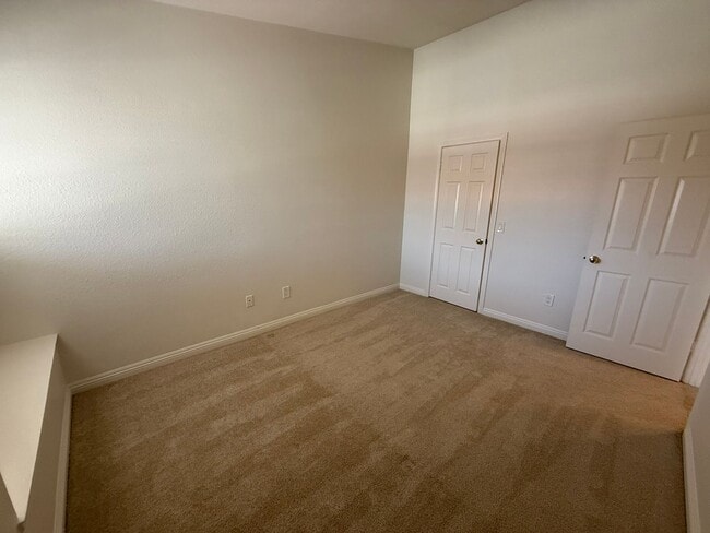 Building Photo - LOCATION LOCATION!! 4BR/3BA Townhome in De...