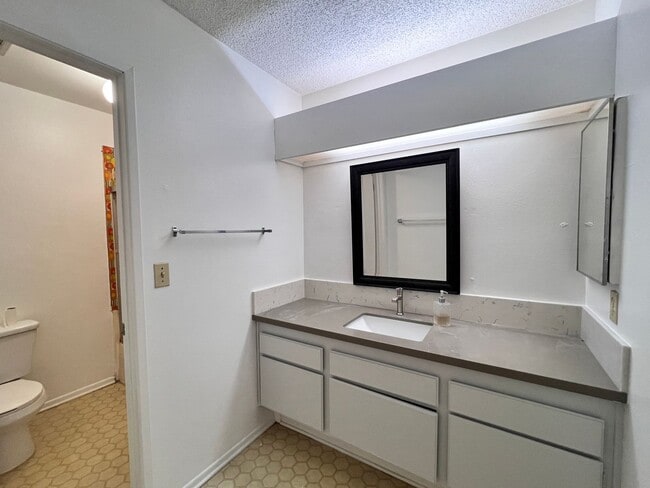 Building Photo - 3 Bedroom, 2.5 bath with Private Patio, Attached Garage and Washer/Dryer