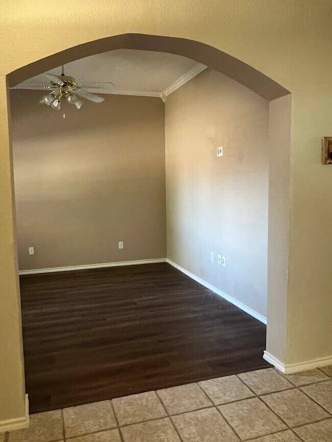 Building Photo - 1400 Lyra Ln