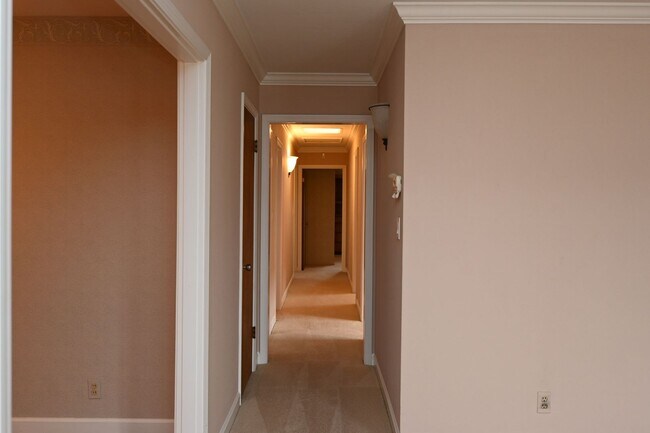 Building Photo - Prime Willow Glen, Just In Time for the Ho...