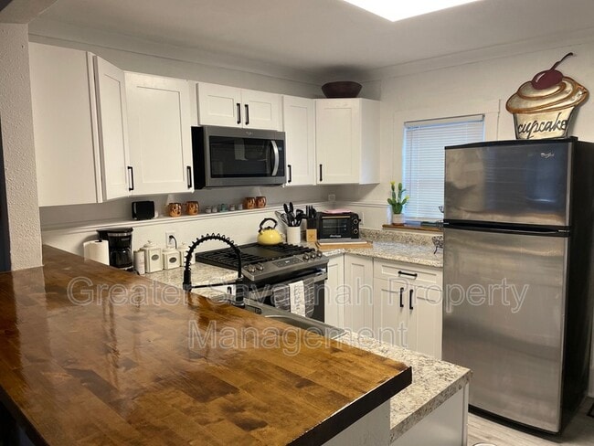 Building Photo - 626 E Waldburg St