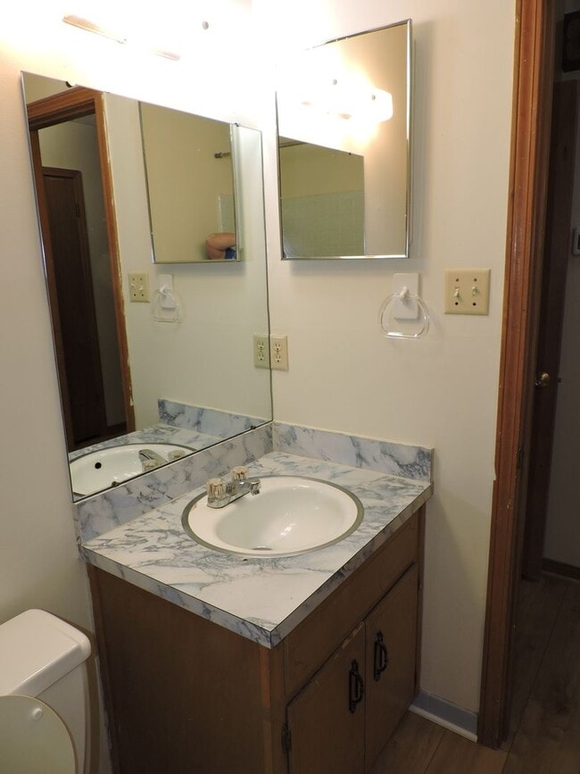 Building Photo - Convenient to interstate, schools & shopping!