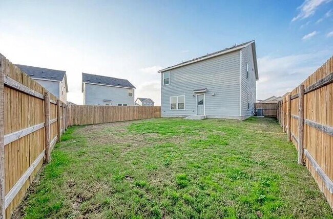 Building Photo - 817 Circle Wy
