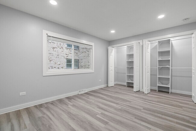 Building Photo - 821 E Lilly Ln