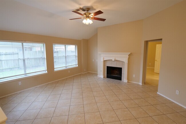 Building Photo - 15503 Clear Valley Dr