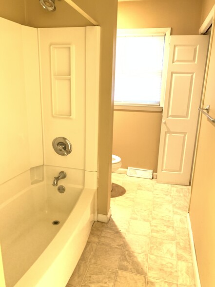 Building Photo - 272 Liverpool Rd