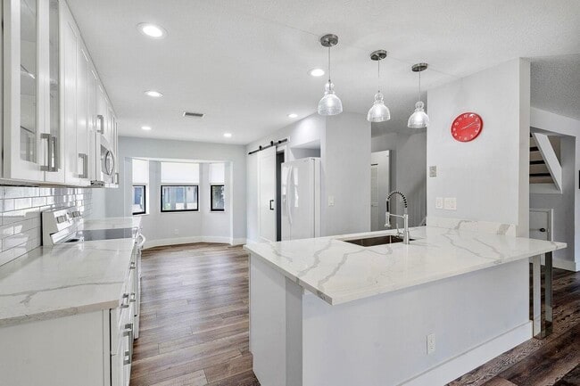 Building Photo - 624 Deer Creek Blvd
