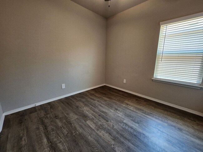 Building Photo - 3/2/2 in House Spring Valley / Luxury Vinyl Plank Through Out (NO Carpet) / Fenced in Yard / CISD...