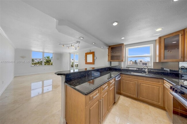 Building Photo - 720 Collins Ave