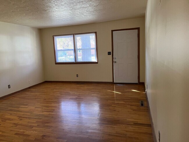 Building Photo - ADORABLE 3 BEDROOM HOUSE- FENCED BACK YARD