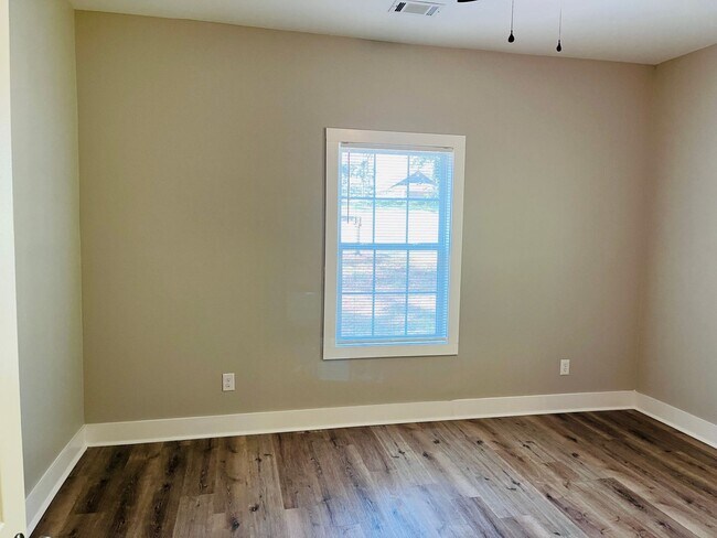 Building Photo - Beautifully renovated, 2 bed, 2 full bath,...