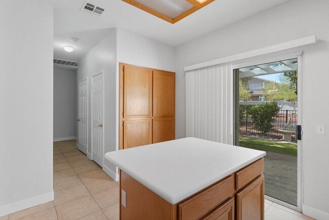 Building Photo - VERY CUTE 2 BEDROOM, SINGLE STORY HOME IN "GREEN VALLEY RANCH!!"