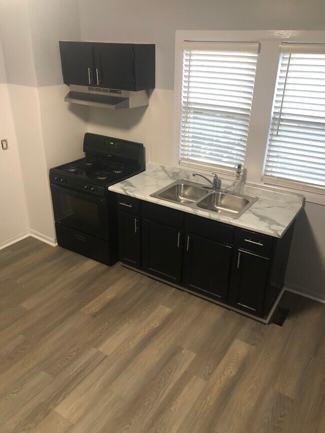 Building Photo - 482 Stella St