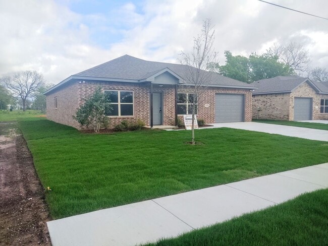 Building Photo - Newly constructed 3/2/1 in Sanger
