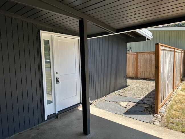 Building Photo - Beautifully updated 2 bedroom 1 bath duple...