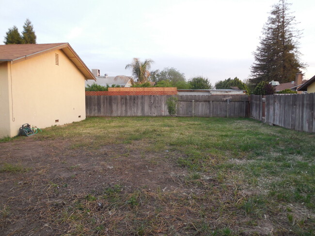 Building Photo - 3 Bedroom / 1.5 Bath House