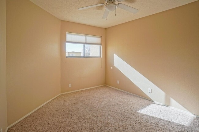 Building Photo - Amazing 3 bed 2 bath NE Heights Townhome