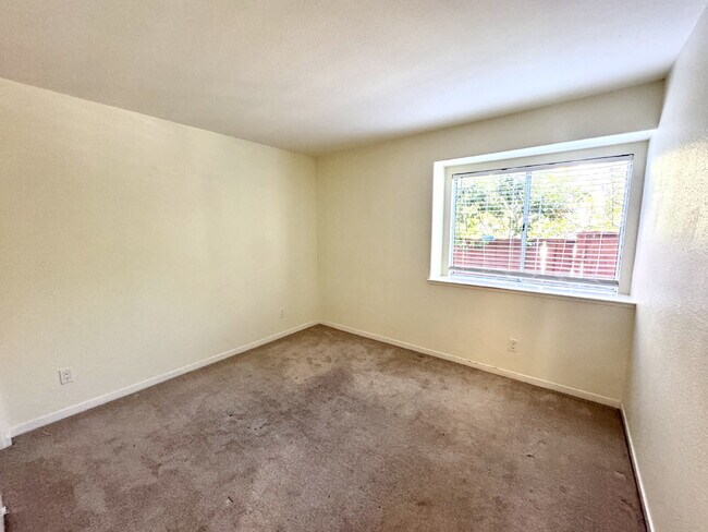 Building Photo - Bright 4 Bedroom San Jose Home With Tall Ceilings