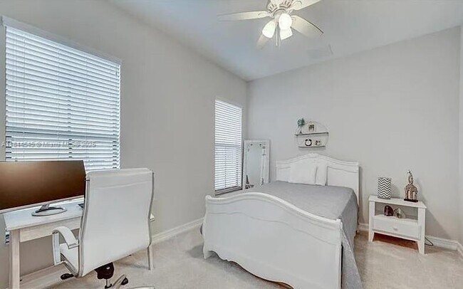 Building Photo - 8855 Watercrest Cir W