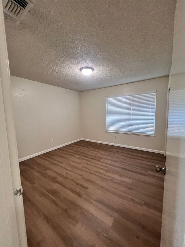Building Photo - Pretty 3 bedroom 2 bath home in Modesto