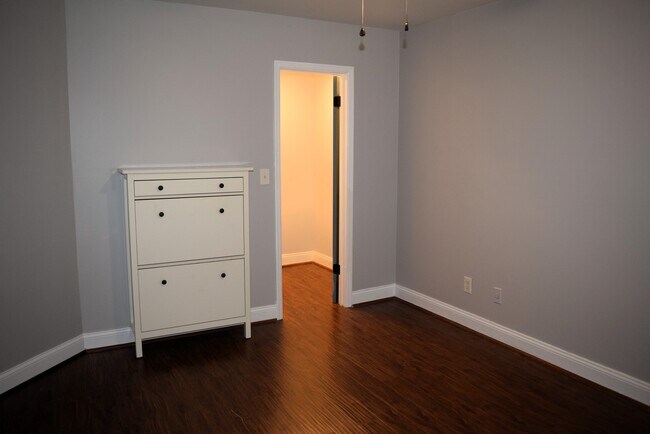 Building Photo - 606 Glenleaf Dr