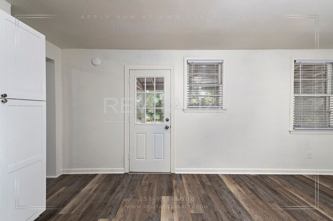 Building Photo - Updated Brick 3 Bed 1 Bath Home with Huge Yard on Quiet Street!