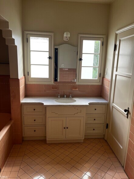 Building Photo - 189 S Martel Ave