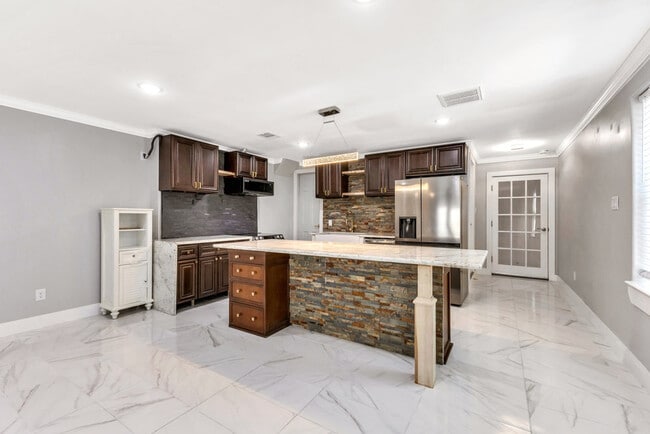 Building Photo - 6325 Riverview Way