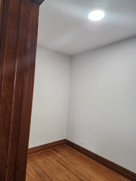 Building Photo - 823 N Hoyne Ave