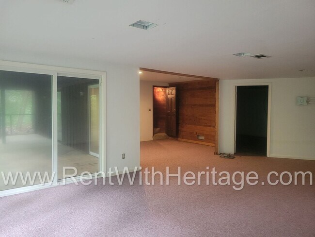 Building Photo - 1050 Flamingo Dr