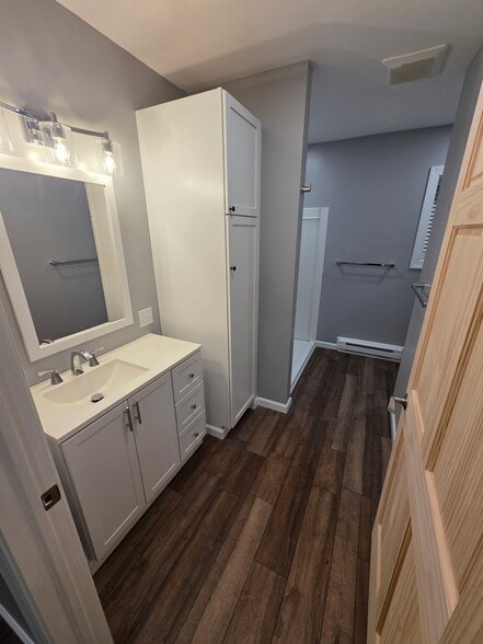 Full Bath - 356 Main St