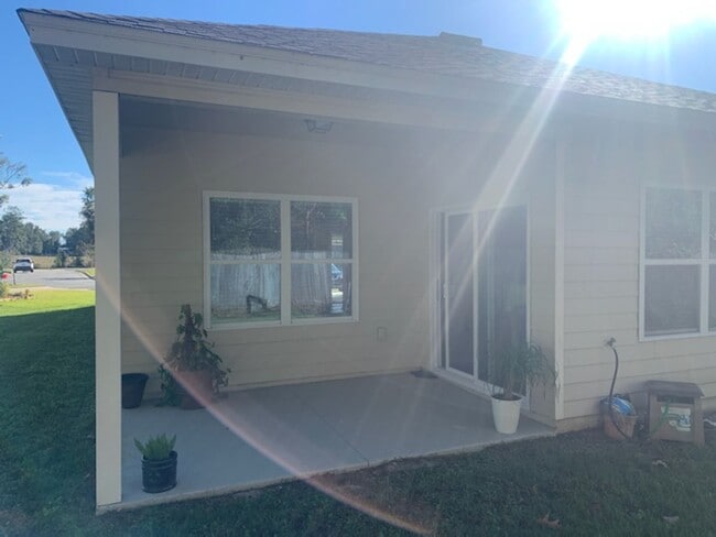 Building Photo - Beautiful Home Located In The New Chestnut Village Neighborhood On SW Archer Road