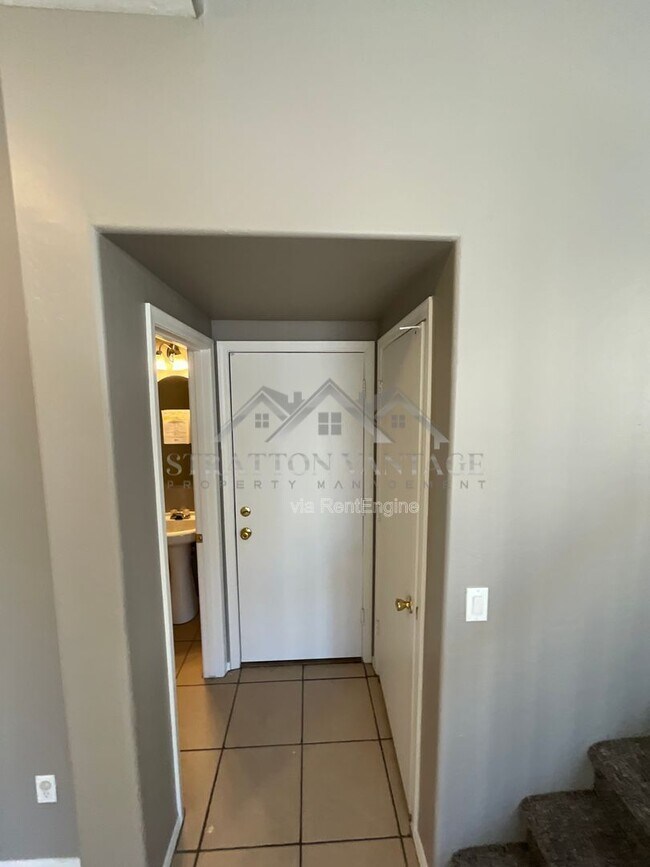 Building Photo - 11381 W Yuma St