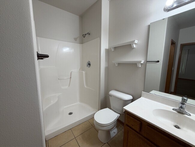 Building Photo - 612 Queens Ct