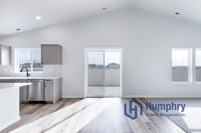 Building Photo - 4 bedroom, 2 bathroom, 2 car garage.