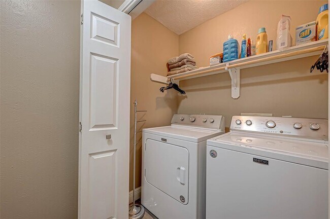 Building Photo - 502 Birdsong Dr