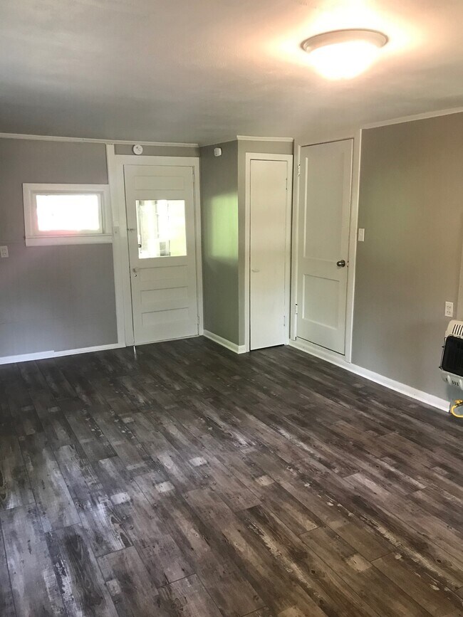 Building Photo - AVAILABLE NOW!