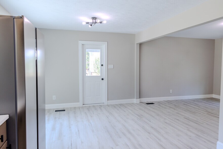 Building Photo - 1142 Riverside Cir