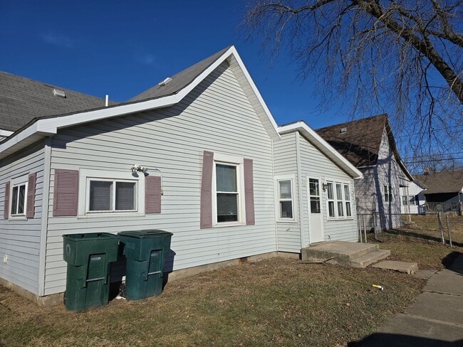Building Photo - 1506 W 10th St