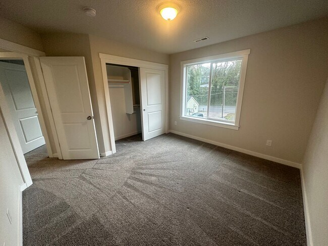 Building Photo - Newer low maintenance duplex in highly desired Camas area w/ great schools!