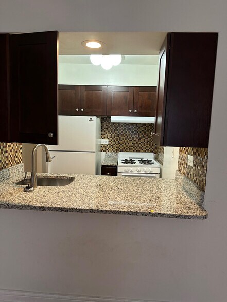 Building Photo - 3700 N Pine Grove Ave