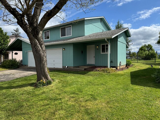 Building Photo - 2 bedroom 1.5 bathroom duplex in Springfield!