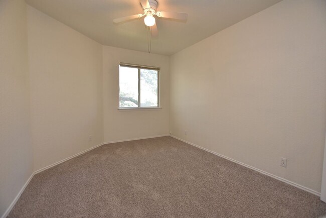 Building Photo - 4BR Cat Hollow Rental | Fenced Yard | Round Rock ISD