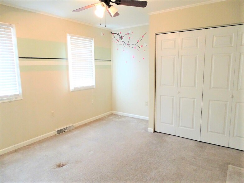 Building Photo - 137 Village Ct