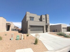 Building Photo - Gorgeous, Newer 3 bedroom in Los Lunas! Open Layout!