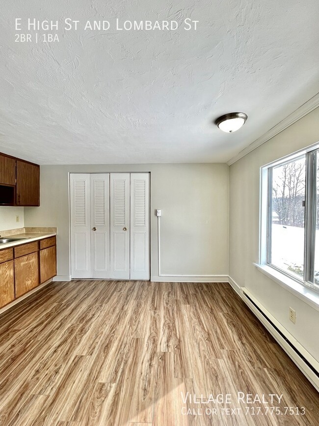 Building Photo - Huge 2-Bed apartment with washer/dryer hoo...